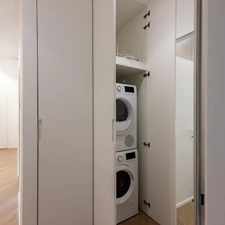 White House Con Posti Auto Apartment Milan