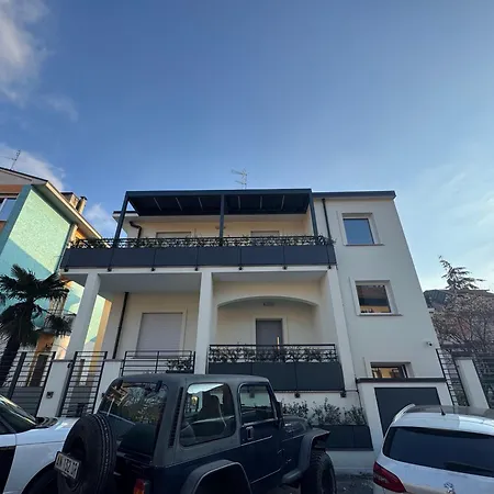 White House Con Posti Auto Milan