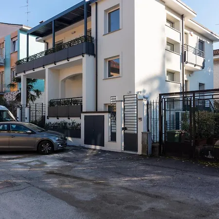 Apartment White House Con Posti Auto