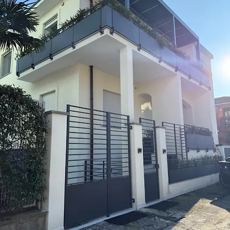 Apartment White House Con Posti Auto