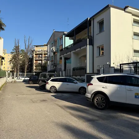 Apartment White House Con Posti Auto