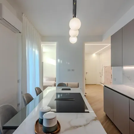 Apartment White House Con Posti Auto *