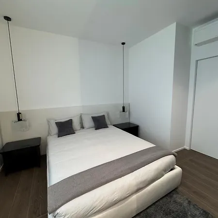 White House Con Posti Auto Apartment Milan