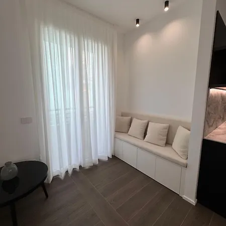 White House Con Posti Auto * Milano