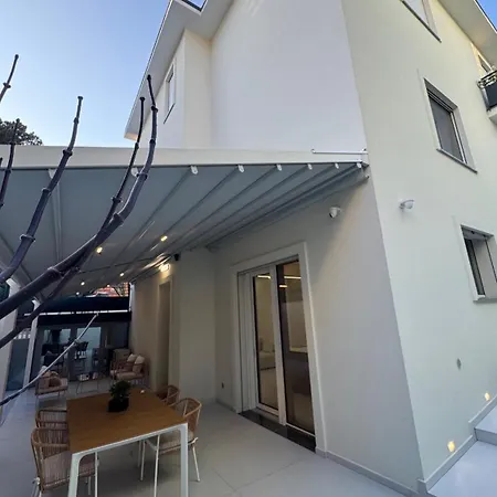 Apartment White House Con Posti Auto *