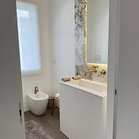 White House Con Posti Auto Daire Milano