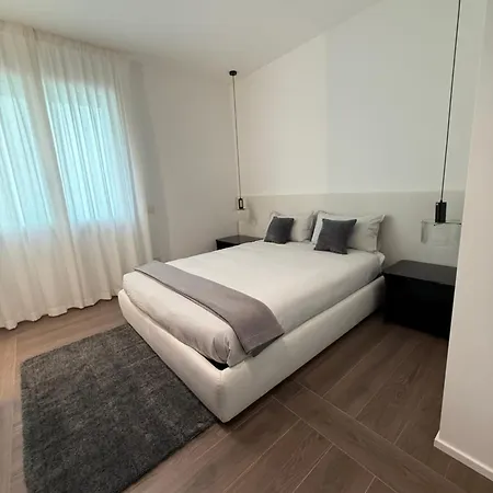 White House Con Posti Auto * Milano